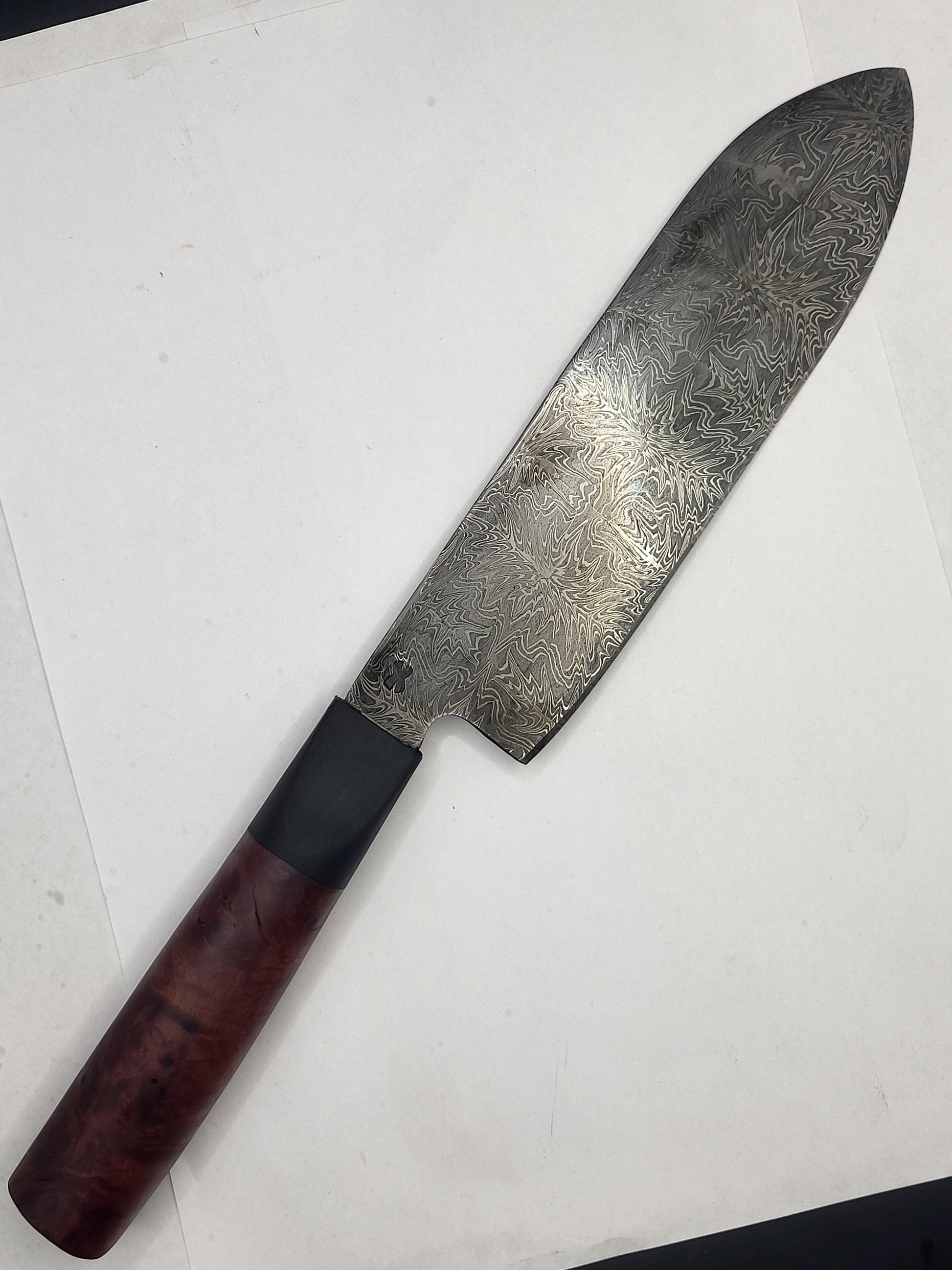 Mosaik Santoku handgeschmiedet mit markanter Damaststruktur