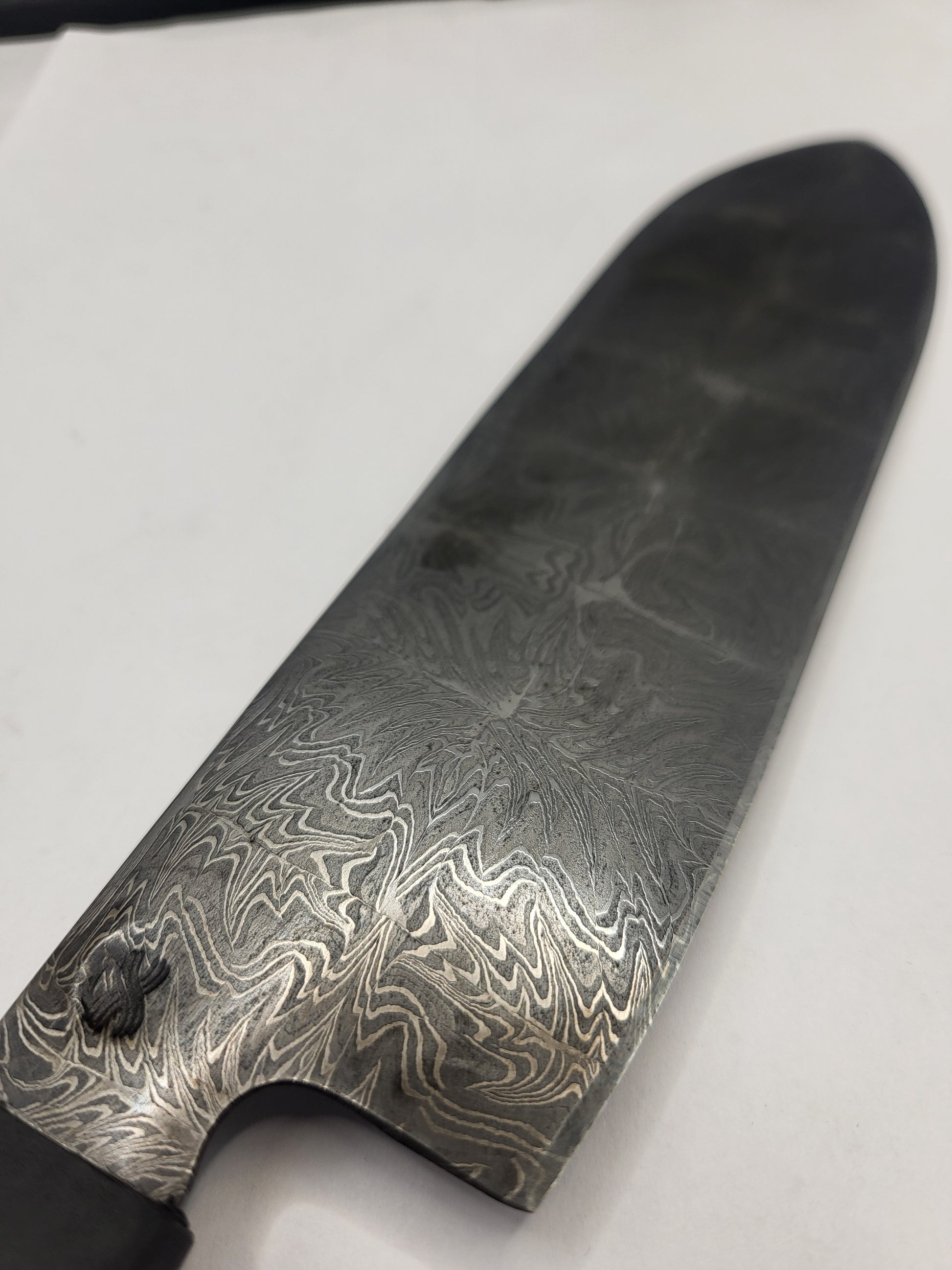 Mosaik Santoku handgeschmiedet mit markanter Damaststruktur