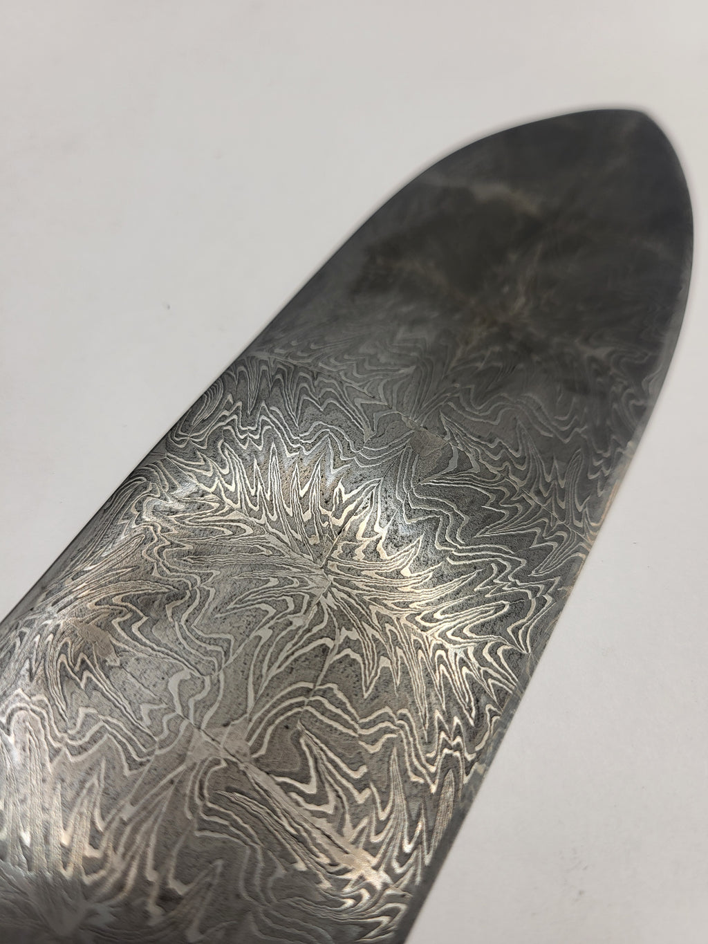 Handgeschmiedetes Mosaik Santoku mit 195 mm Klinge