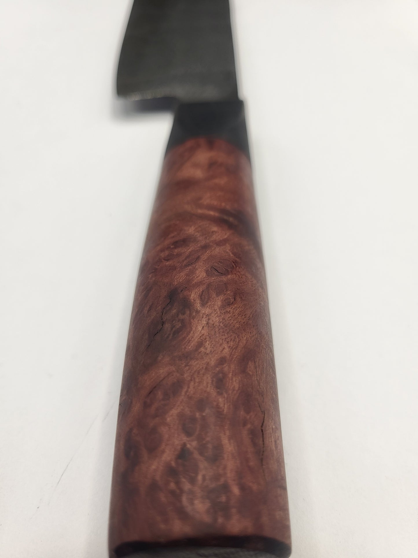 Santoku Messer mit ca. 600 Lagen und auffälliger Mosaikoptik