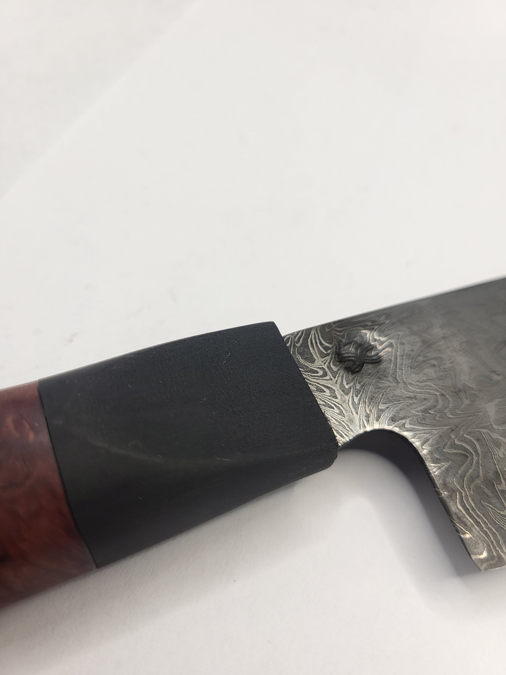 Santoku Messer mit ca. 600 Lagen und auffälliger Mosaikoptik