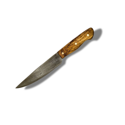 Ein hochwertiges Damastmesser mit einem eleganten Holzgriff aus Olivenholz liegt auf einer dunklen Oberfläche. Die Klinge zeigt die charakteristische wellenförmige Musterung des Damaststahls.