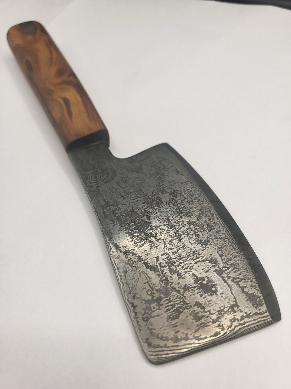 Detailaufnahme vom kl. Gemüse Hackbeil mit markanter Klingenform