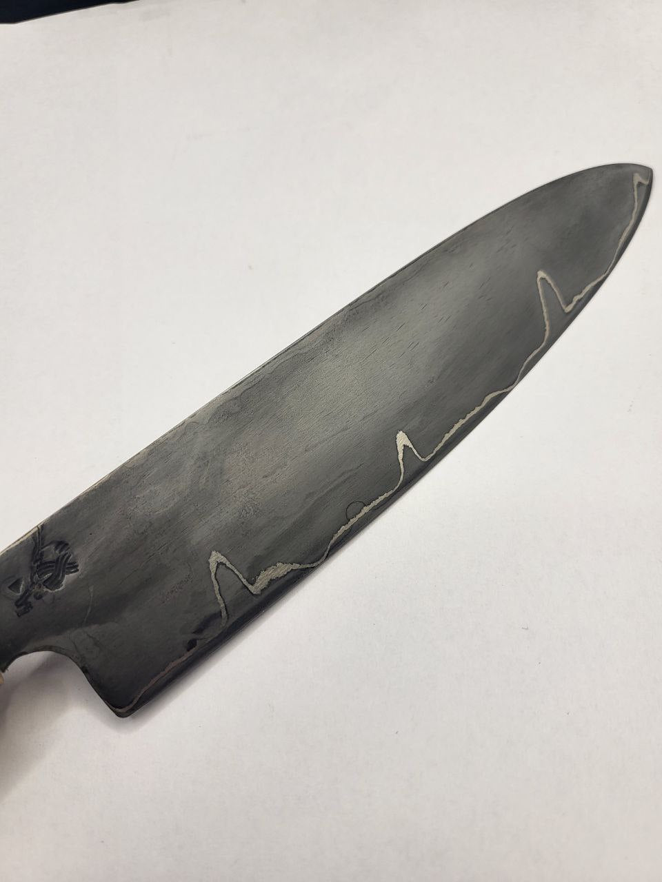 Handgeschmiedetes White Liner Messer mit feiner Linienoptik