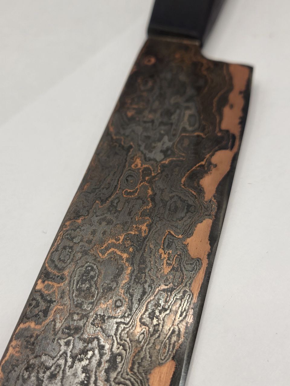 CU-Damast Allzweckmesser mit markanter Damaststruktur und edlem Holzgriff