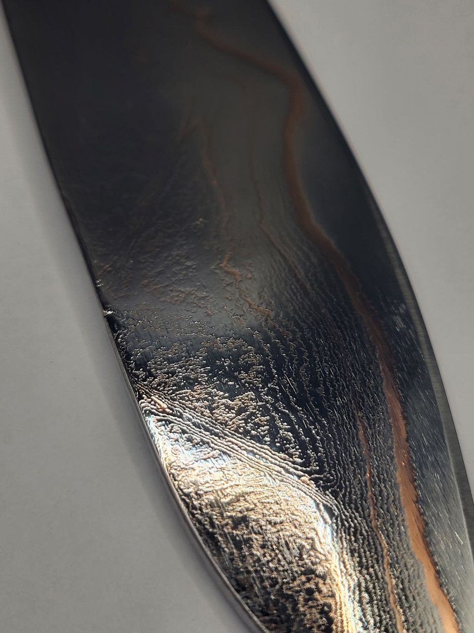 Kl. Allrounder Damastmesser mit Kupfer und markanter Shiny-Optik