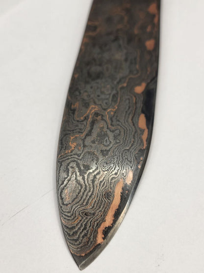 CU-Damast Allzweckmesser mit markanter Damaststruktur und edlem Holzgriff