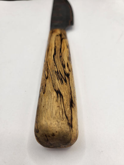 Detailaufnahme vom handgeschmiedeten Jausen und Gemüsemesser mit Damaststruktur