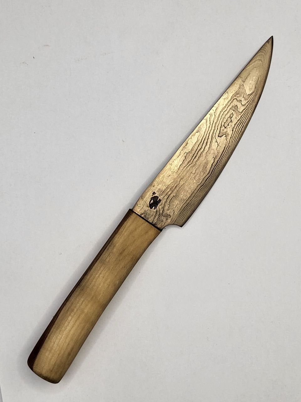 Detailaufnahme vom Gold Edition Jausenmesser mit Damaststruktur