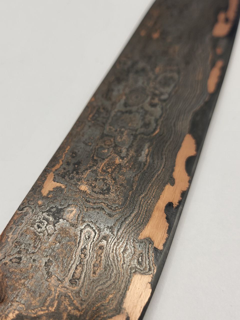 Detailaufnahme vom Allzweckmesser CU-Damast mit Kupfer und feiner Klinge