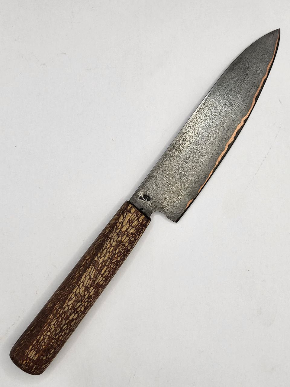 Detailaufnahme vom Kl. Allzweckmesser CU Liner mit markanter Damaststruktur