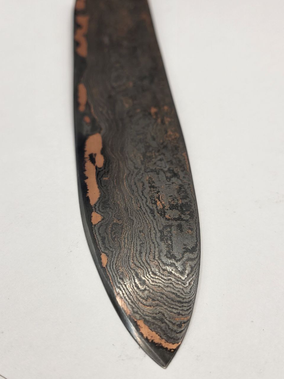 Detailaufnahme vom Allzweckmesser CU-Damast mit Kupfer und feiner Klinge