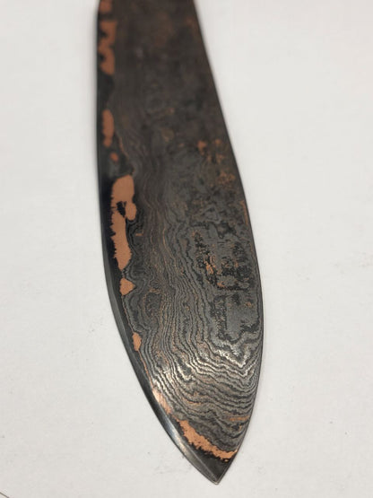 Detailaufnahme vom Allzweckmesser CU-Damast mit Kupfer und feiner Klinge