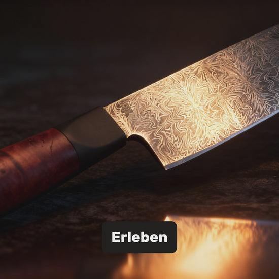 Detailaufnahme vom Mosaik Santoku mit breiter Klinge und Damastmuster